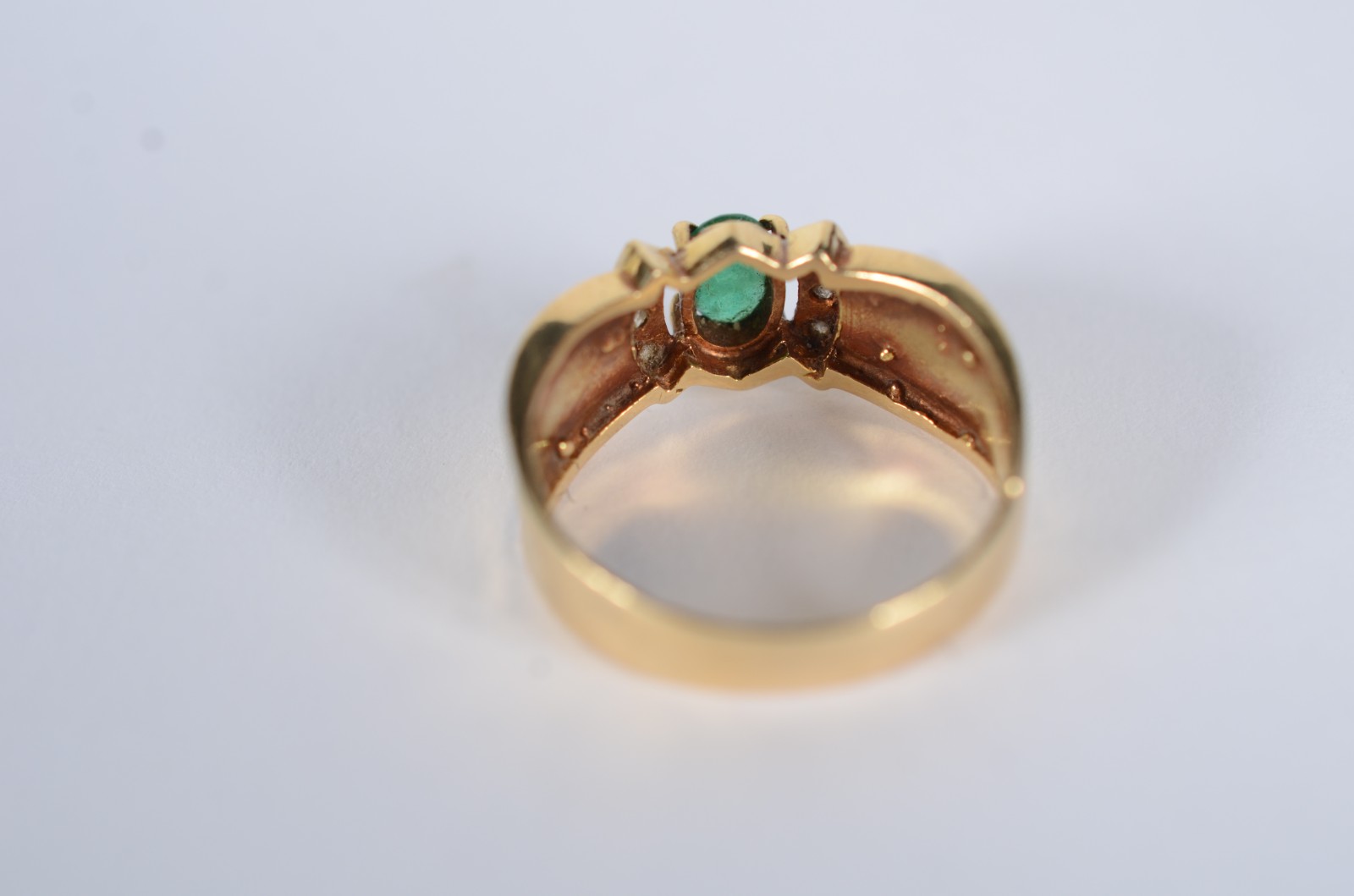 Anel de ouro 18k., cravejado com 6 brilhantes e esmeraldas, aro 15... - foto 3 de 8