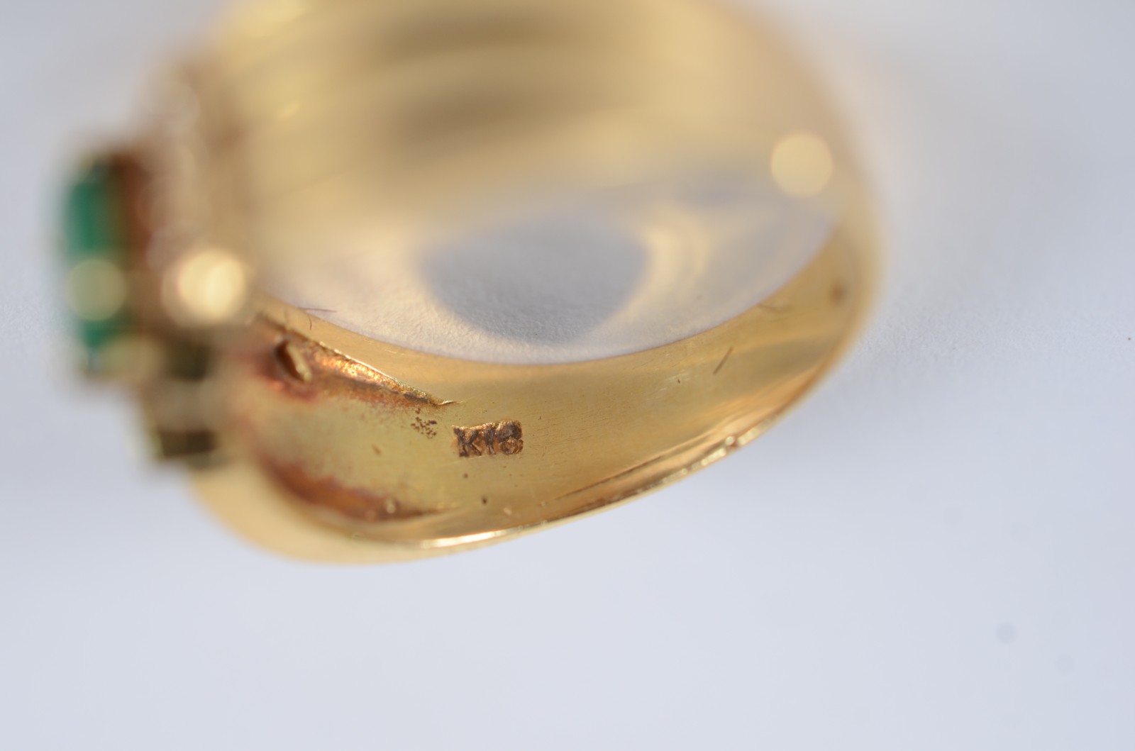 Anel de ouro 18k., cravejado com 6 brilhantes e esmeraldas, aro 15... - foto 4 de 8