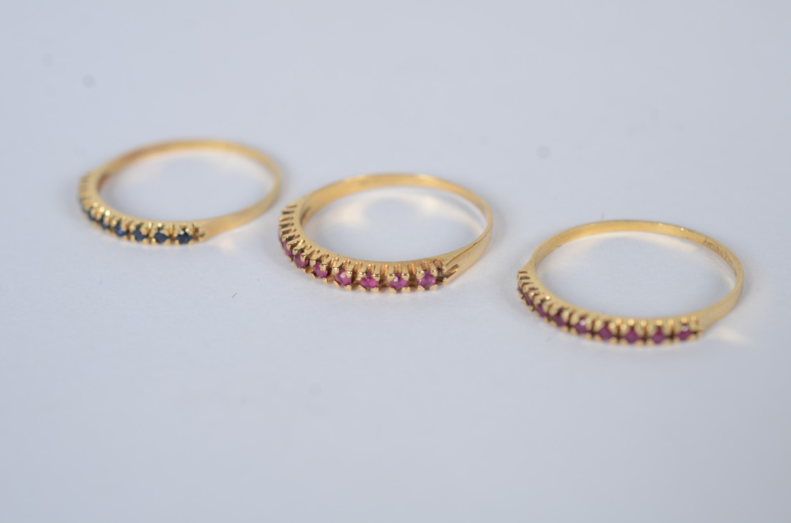 Três anéis de ouro 18k com pedras, aros 16. (Por motivos de segurança... - foto 1 de 8