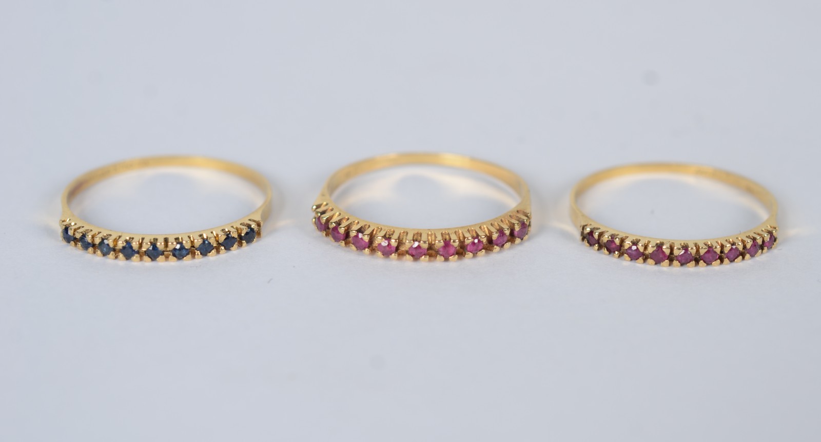 Três anéis de ouro 18k com pedras, aros 16. (Por motivos de segurança... - foto 2 de 8