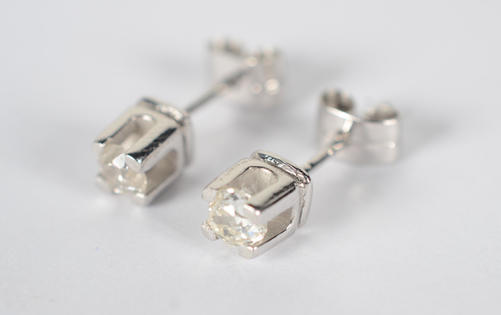 Par de brincos de ouro branco com 2 brilhantes de 0,20 ct cada, total... - foto 1 de 6