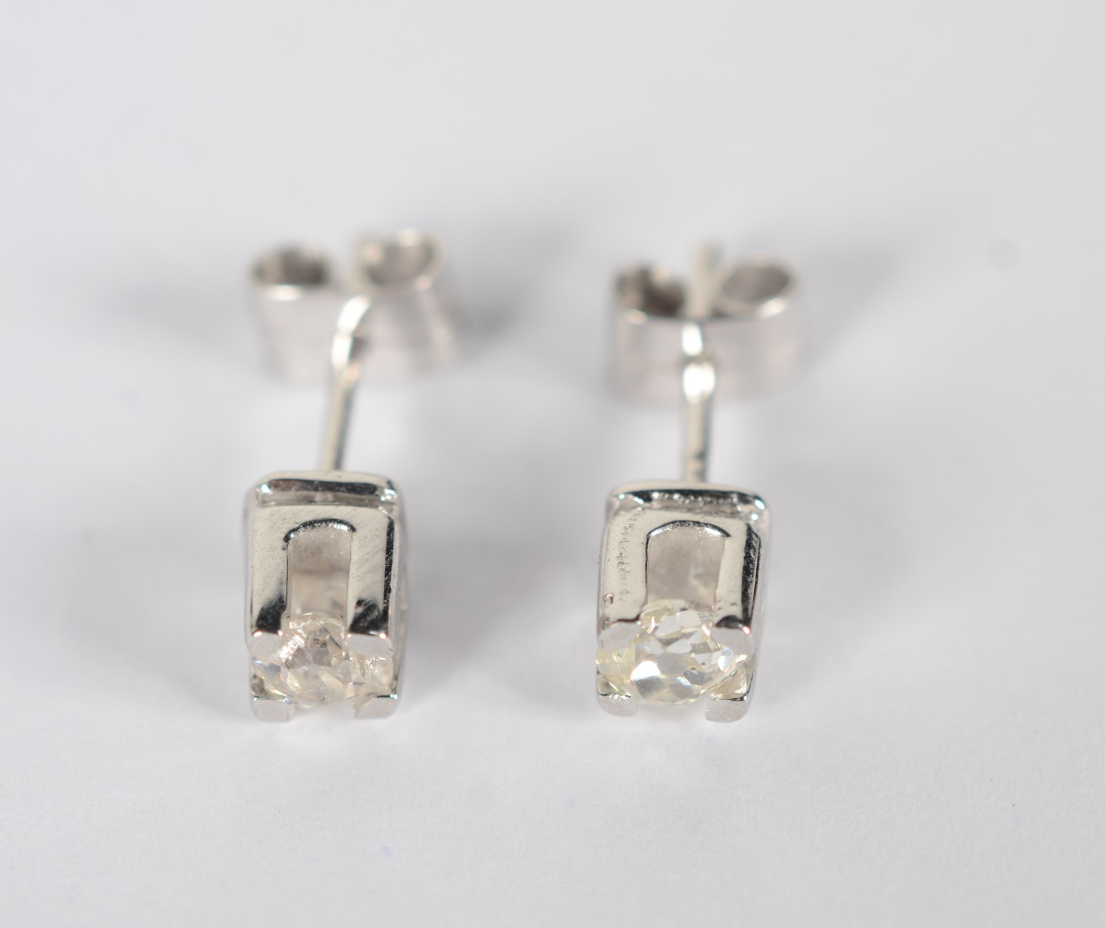 Par de brincos de ouro branco com 2 brilhantes de 0,20 ct cada, total... - foto 2 de 6