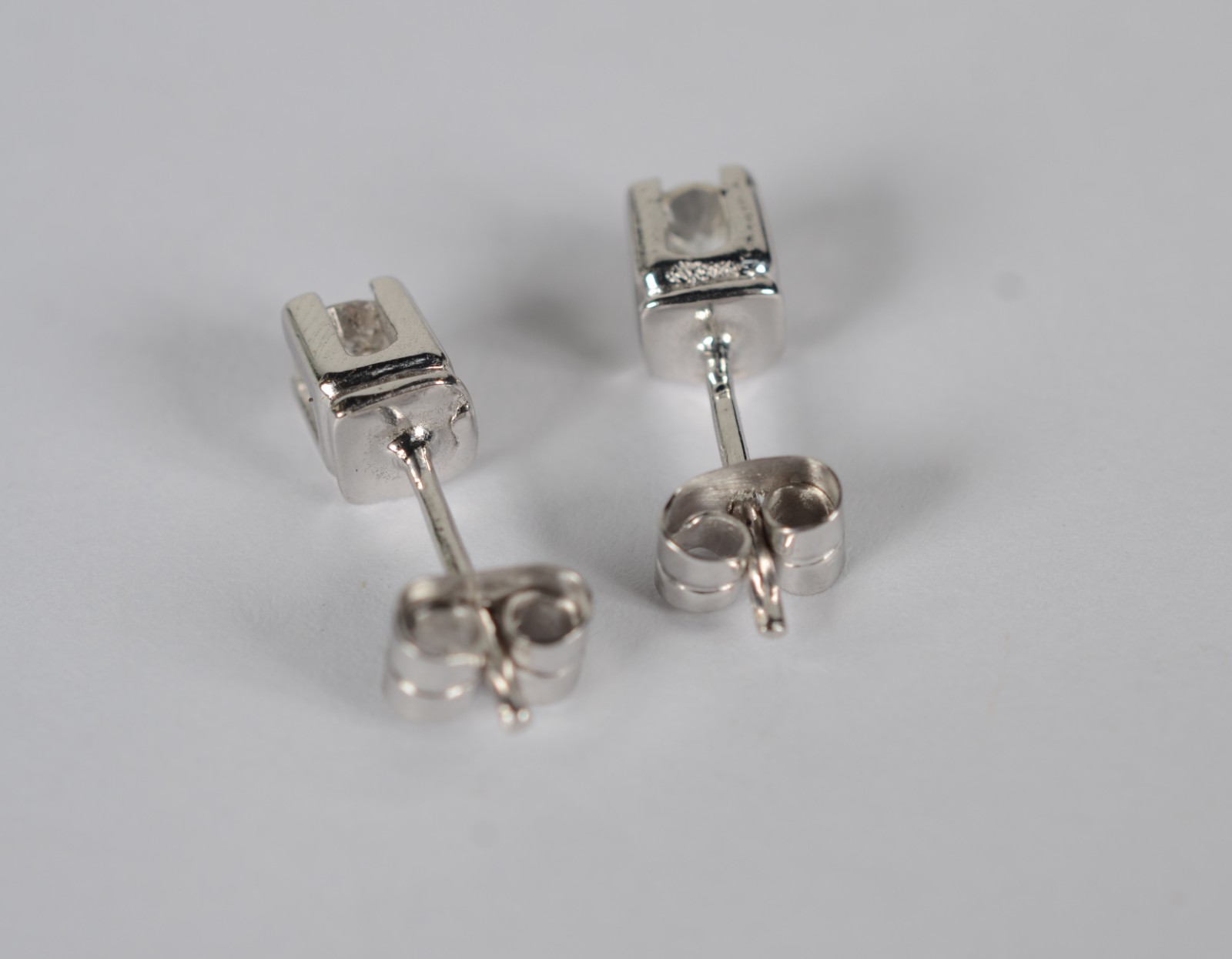 Par de brincos de ouro branco com 2 brilhantes de 0,20 ct cada, total... - foto 3 de 6
