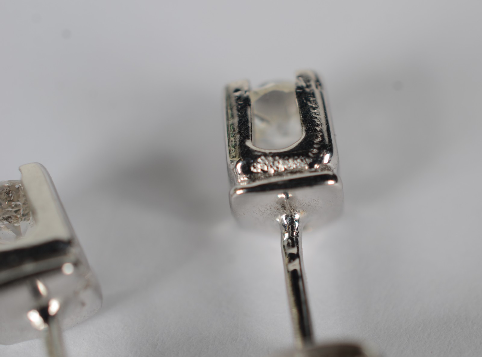 Par de brincos de ouro branco com 2 brilhantes de 0,20 ct cada, total... - foto 4 de 6