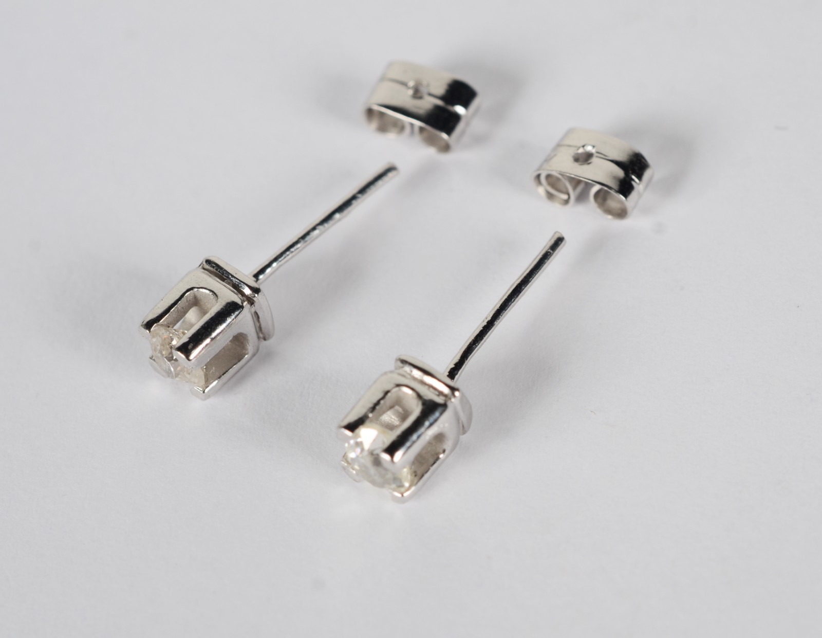 Par de brincos de ouro branco com 2 brilhantes de 0,20 ct cada, total... - foto 5 de 6