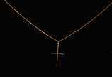 Colar de ouro 18k., contraste 750 com crucifixo... - Colar de ouro 18k., contraste 750 com crucifixo.  (Por motivos de segurança a peça não se encontra na loja)
