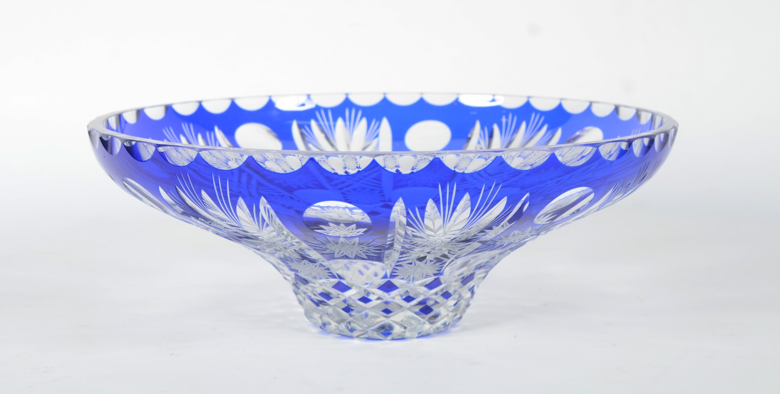 Centro de mesa de cristal doublé azul lapidado. - foto 1 de 6