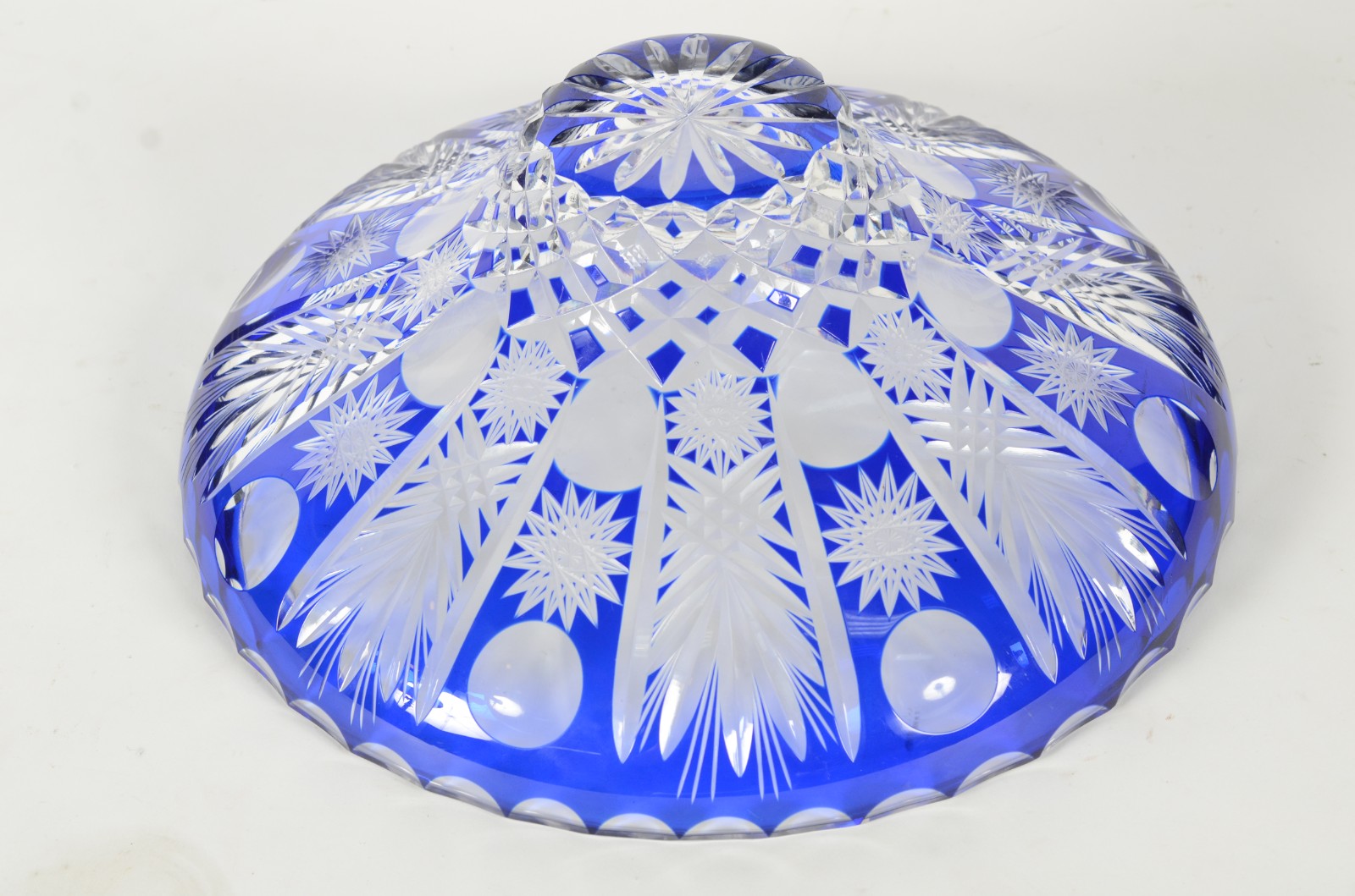 Centro de mesa de cristal doublé azul lapidado. - foto 5 de 6