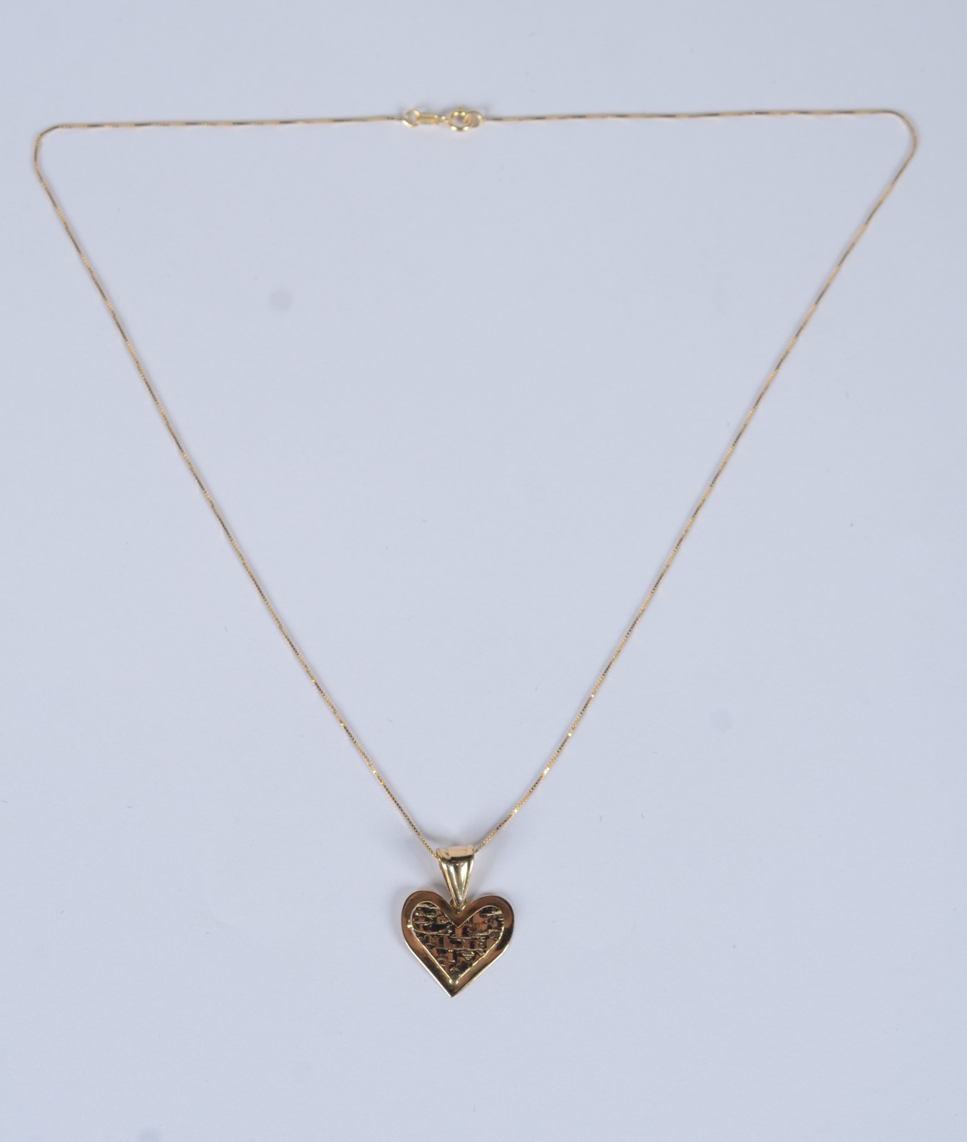 Colar de ouro 18k., contraste 750 com pendente na forma de coração... - foto 2 de 6