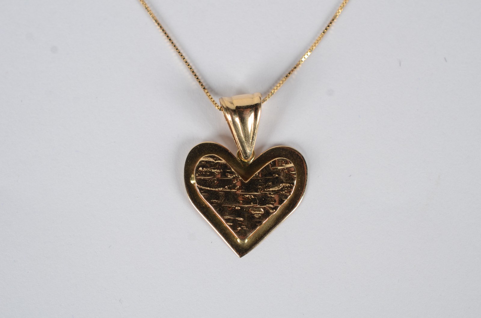 Colar de ouro 18k., contraste 750 com pendente na forma de coração... - foto 3 de 6