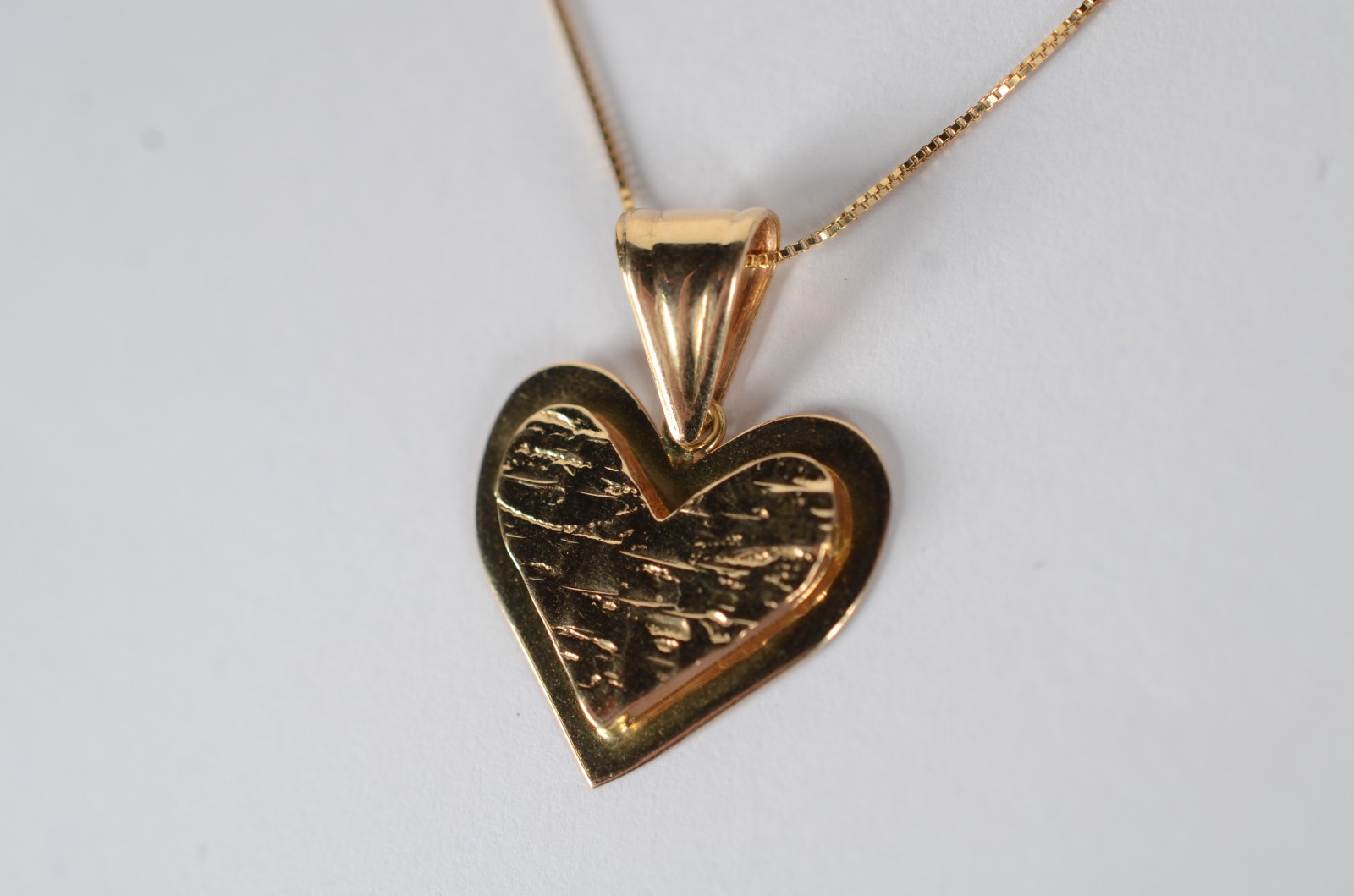 Colar de ouro 18k., contraste 750 com pendente na forma de coração... - foto 1 de 6