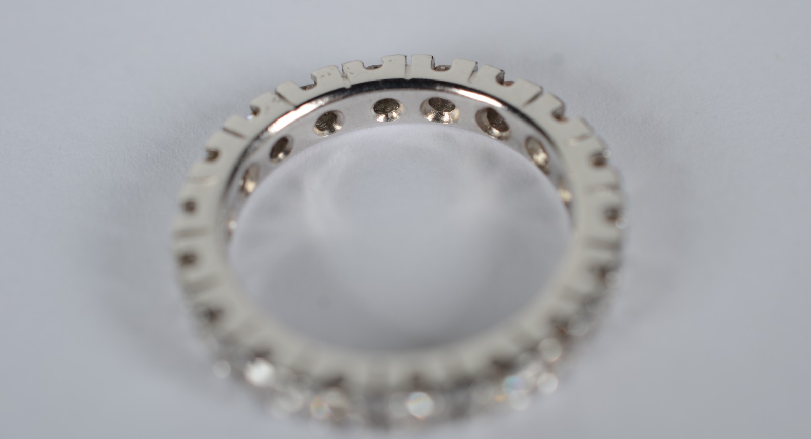 Aliança completa de ouro branco aproximadamente 1 ct de brilhante... - foto 2 de 7