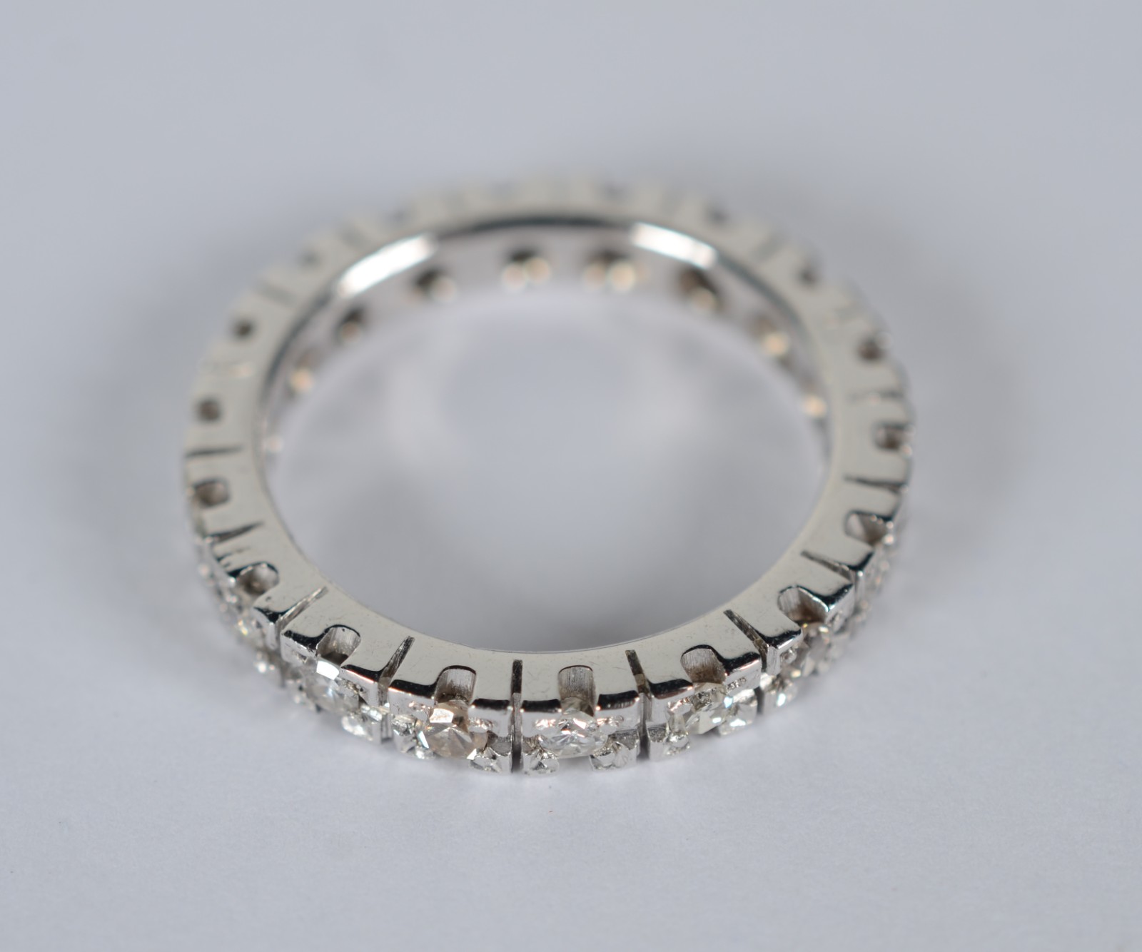 Aliança completa de ouro branco aproximadamente 1 ct de brilhante... - foto 3 de 7