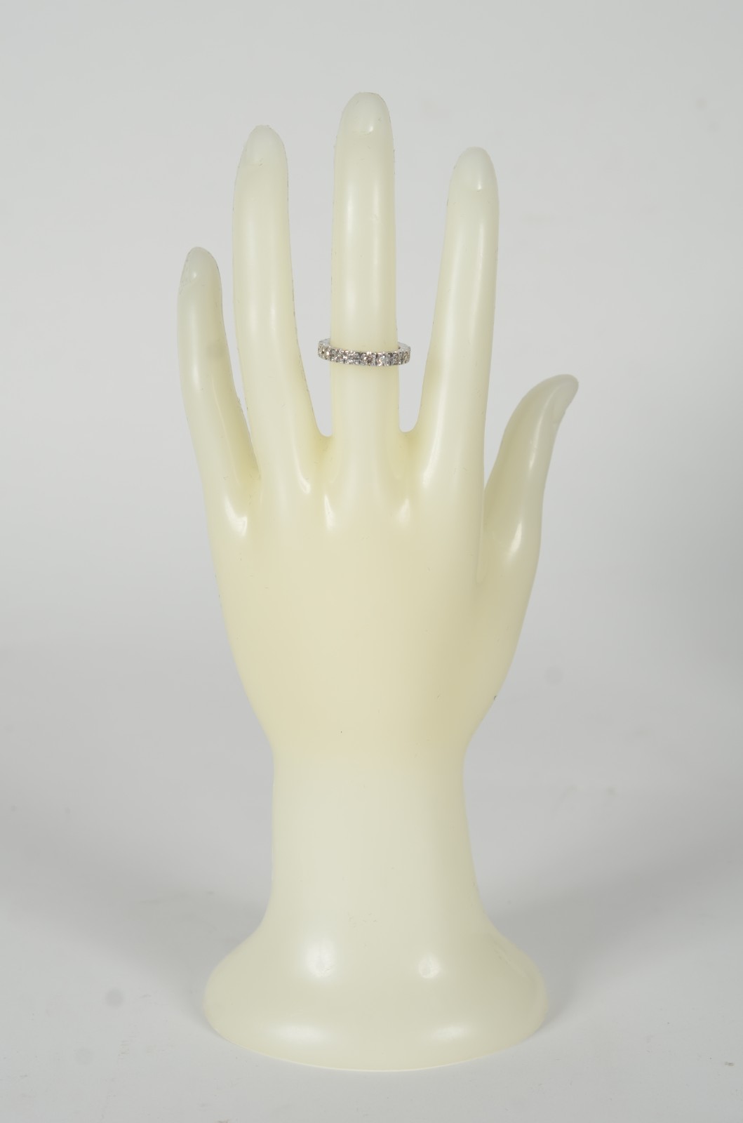 Aliança completa de ouro branco aproximadamente 1 ct de brilhante... - foto 4 de 7