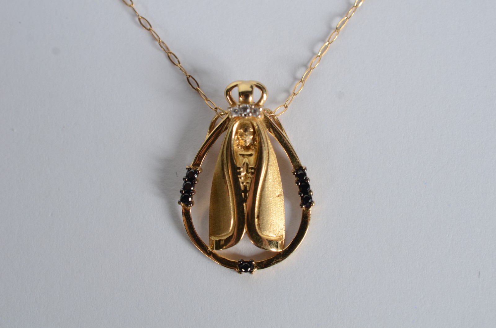 Colar de ouro 18k., com pendente de Nossa Senhora Aparecida. (Por... - foto 1 de 5