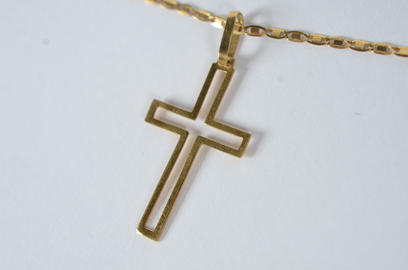 Colar de ouro 18k., contraste 750 com crucifixo. (Por motivos de... - foto 1 de 6