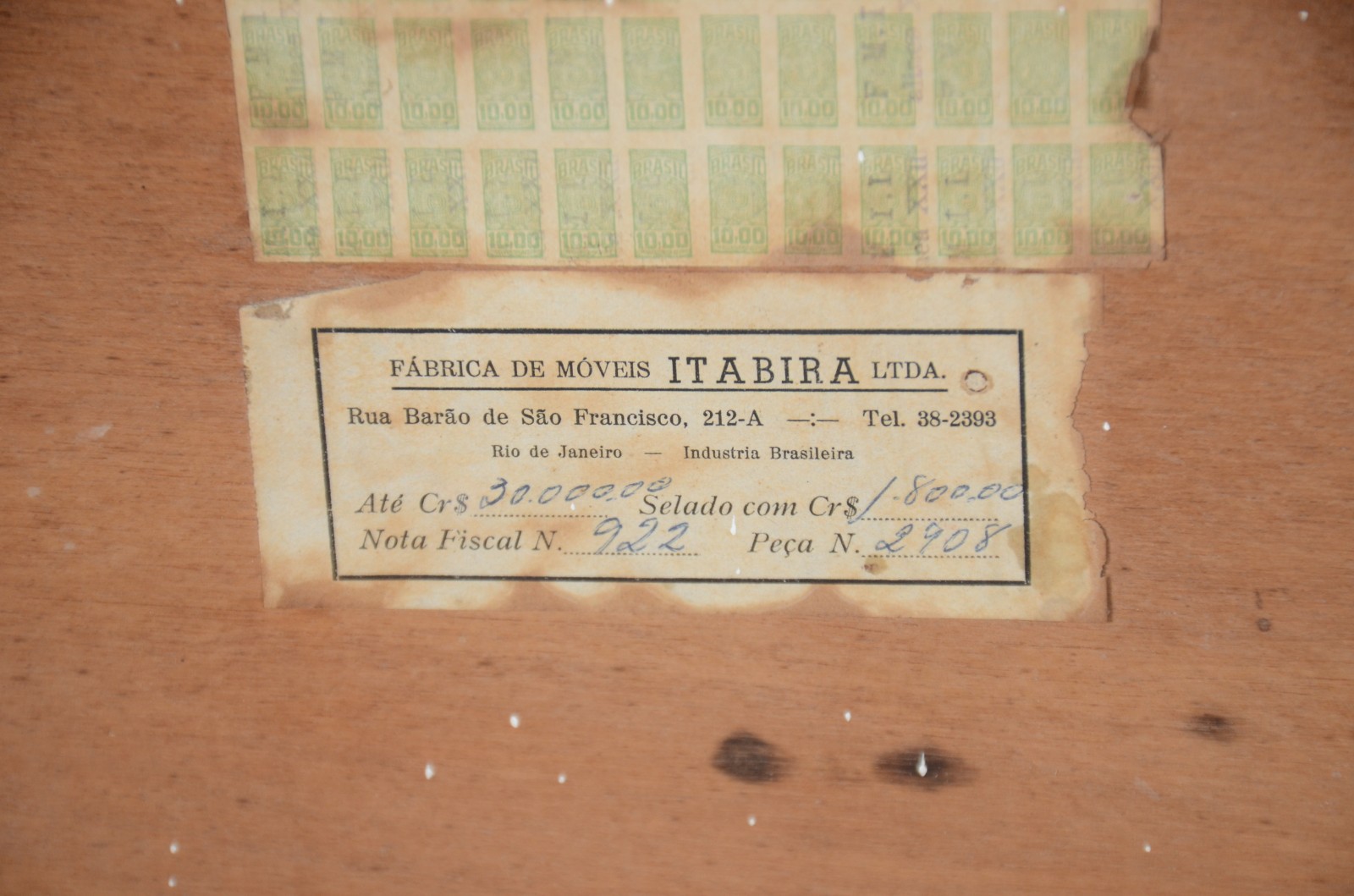 Cristaleira em madeira nobre, com duas portas em vidro bisotado na... - foto 6 de 8