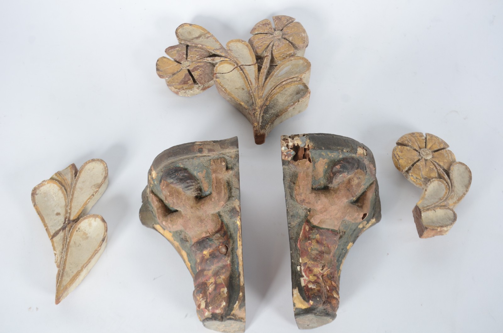 Quatro fragmentos de madeira entalhada, sendo 3 florais e duas com... - foto 1 de 8