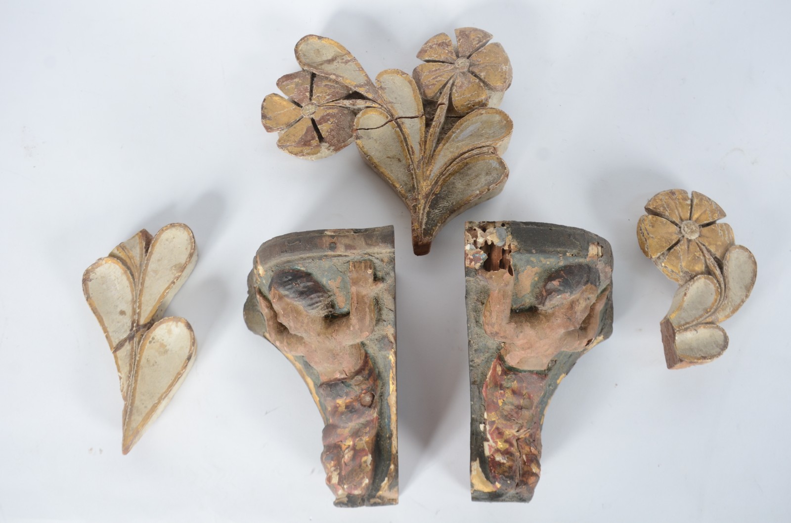 Quatro fragmentos de madeira entalhada, sendo 3 florais e duas com... - foto 2 de 8