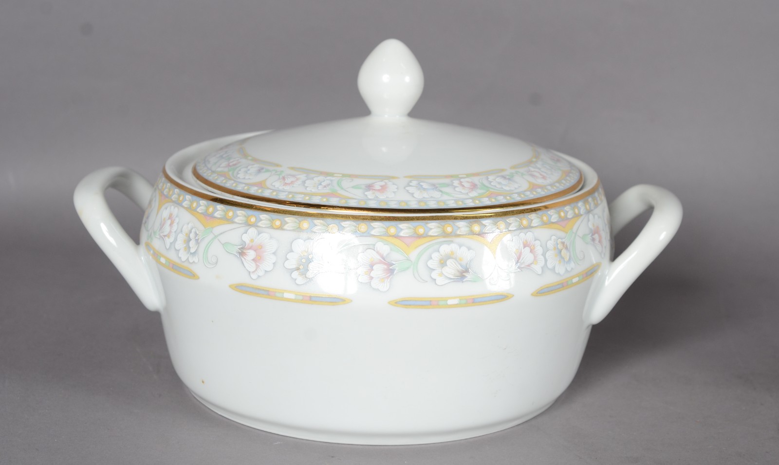 Serviço de jantar de porcelana Germer, borda com flores em policromia... - foto 2 de 7