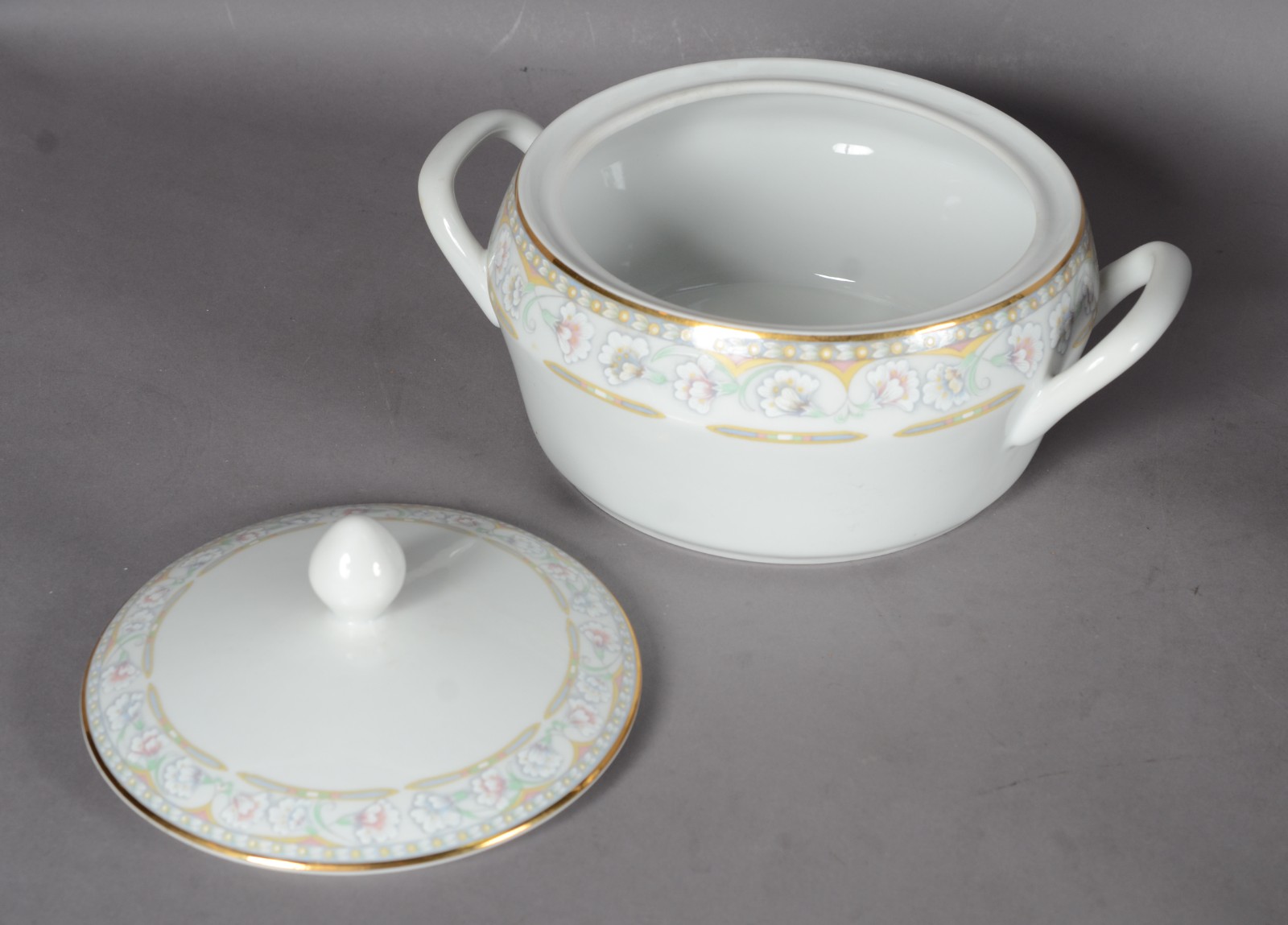 Serviço de jantar de porcelana Germer, borda com flores em policromia... - foto 4 de 7