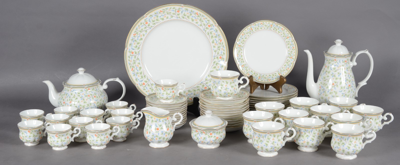 Serviço de chá e café de porcelana Royal Bone Chine, delicada... - foto 1 de 11