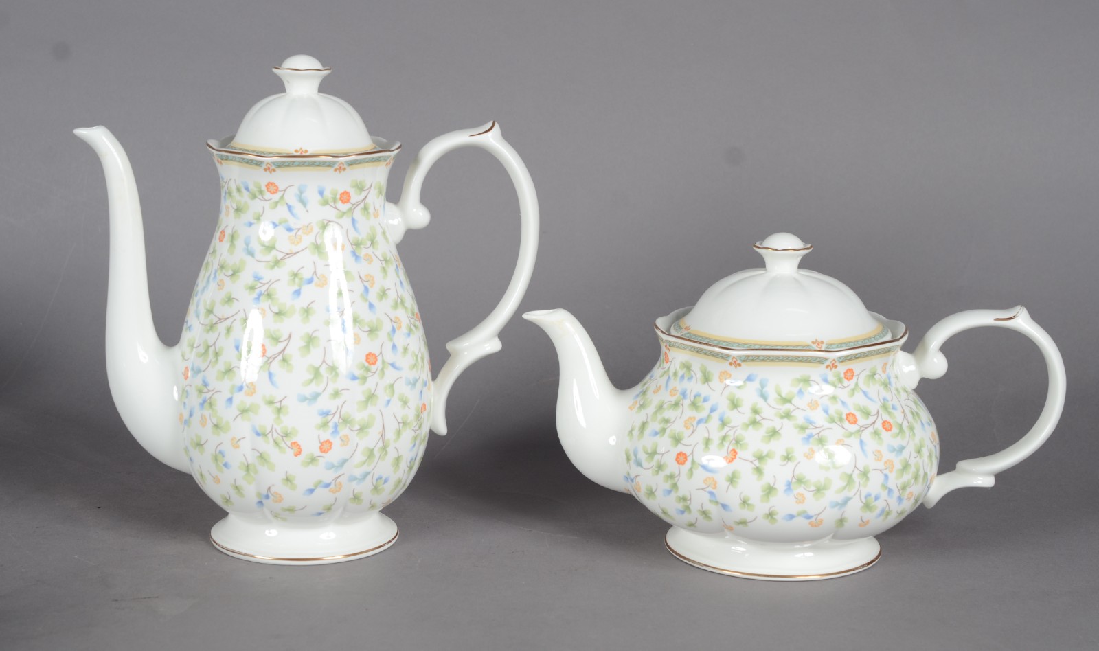 Serviço de chá e café de porcelana Royal Bone Chine, delicada... - foto 5 de 11