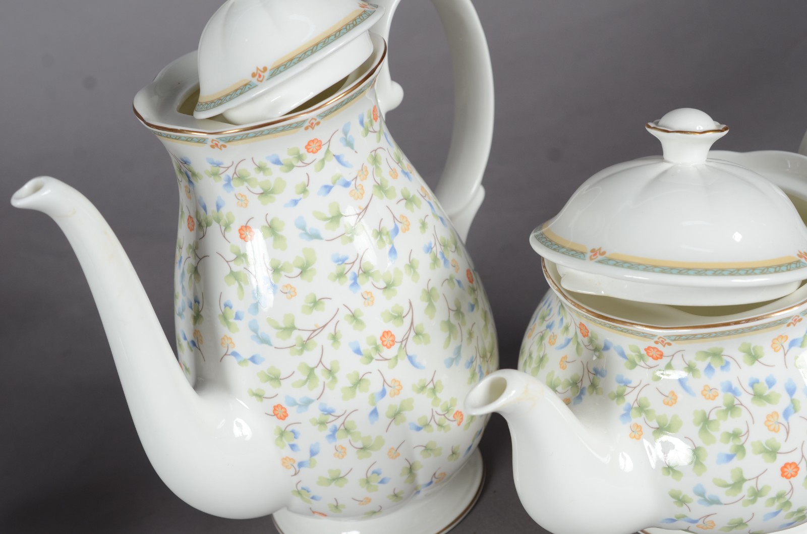 Serviço de chá e café de porcelana Royal Bone Chine, delicada... - foto 6 de 11
