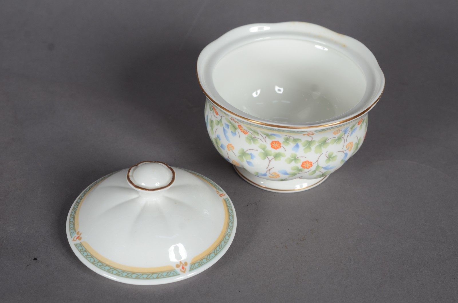 Serviço de chá e café de porcelana Royal Bone Chine, delicada... - foto 8 de 11