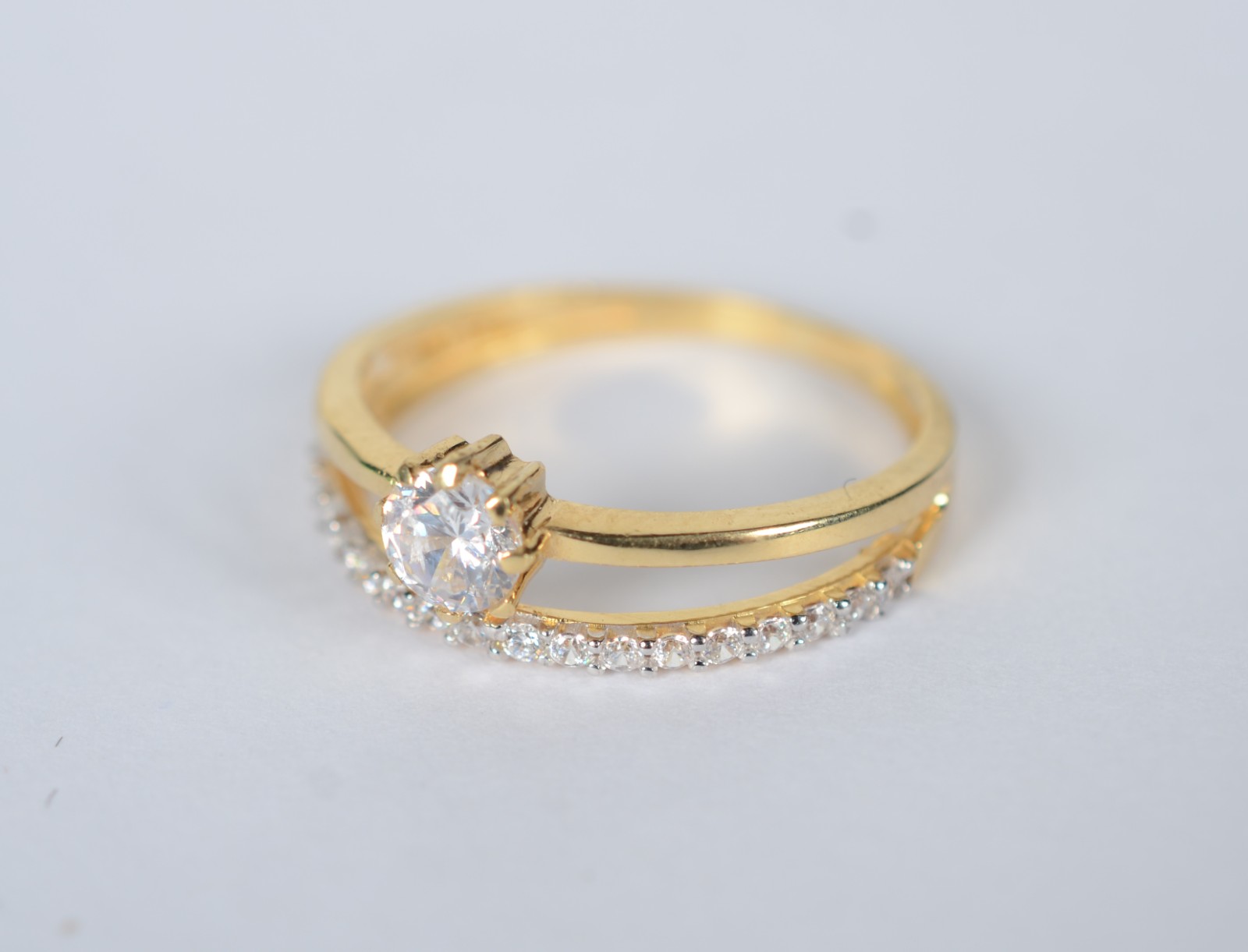 Anel de ouro 18k, contraste 750 com safiras brancas, aro 17. (Por... - foto 1 de 9