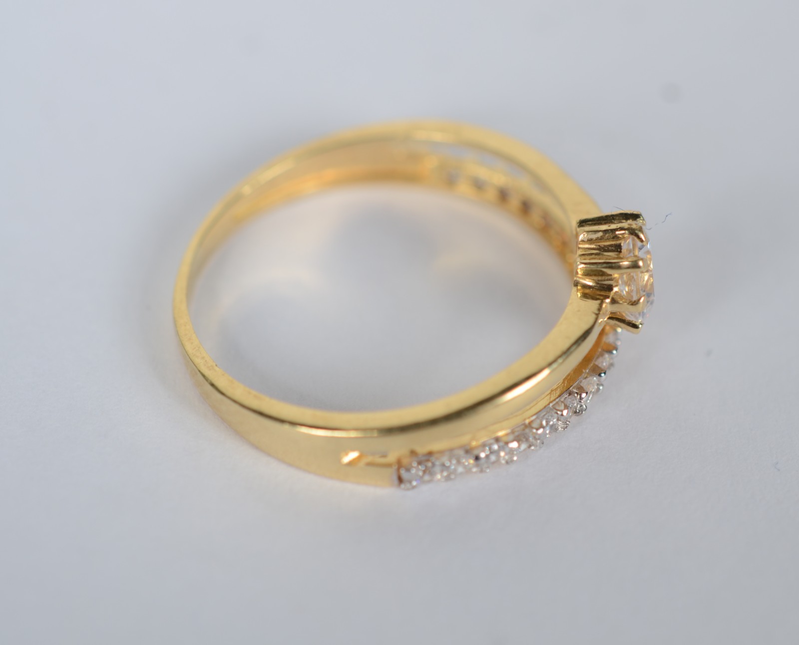 Anel de ouro 18k, contraste 750 com safiras brancas, aro 17. (Por... - foto 4 de 9