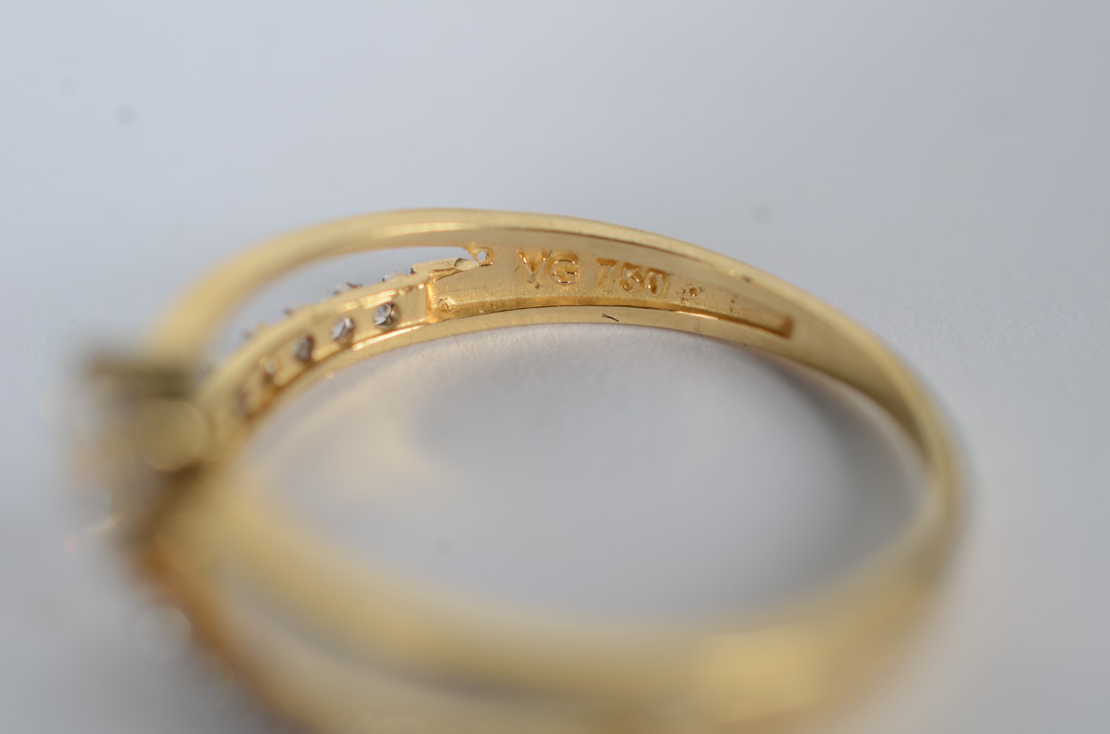 Anel de ouro 18k, contraste 750 com safiras brancas, aro 17. (Por... - foto 5 de 9