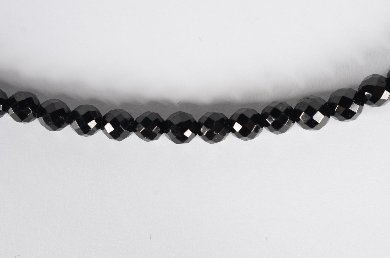 Colar de ouro 18 k., contraste 750 com 67 pedras turmalinas negras... - foto 1 de 5