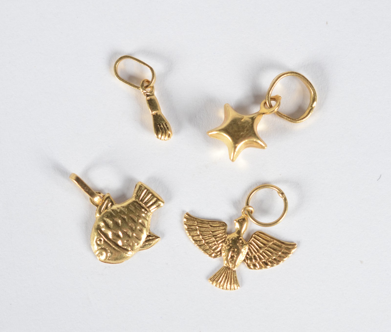 Conjunto composto de 4 pendentes de ouro 18 k., contraste 750, sendo... - foto 1 de 6