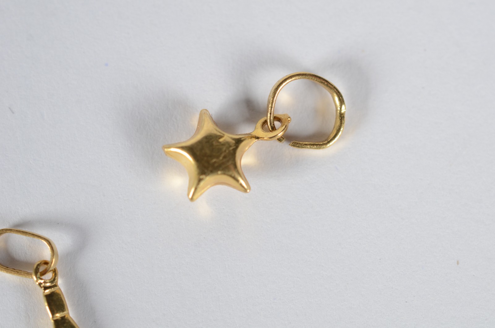 Conjunto composto de 4 pendentes de ouro 18 k., contraste 750, sendo... - foto 2 de 6