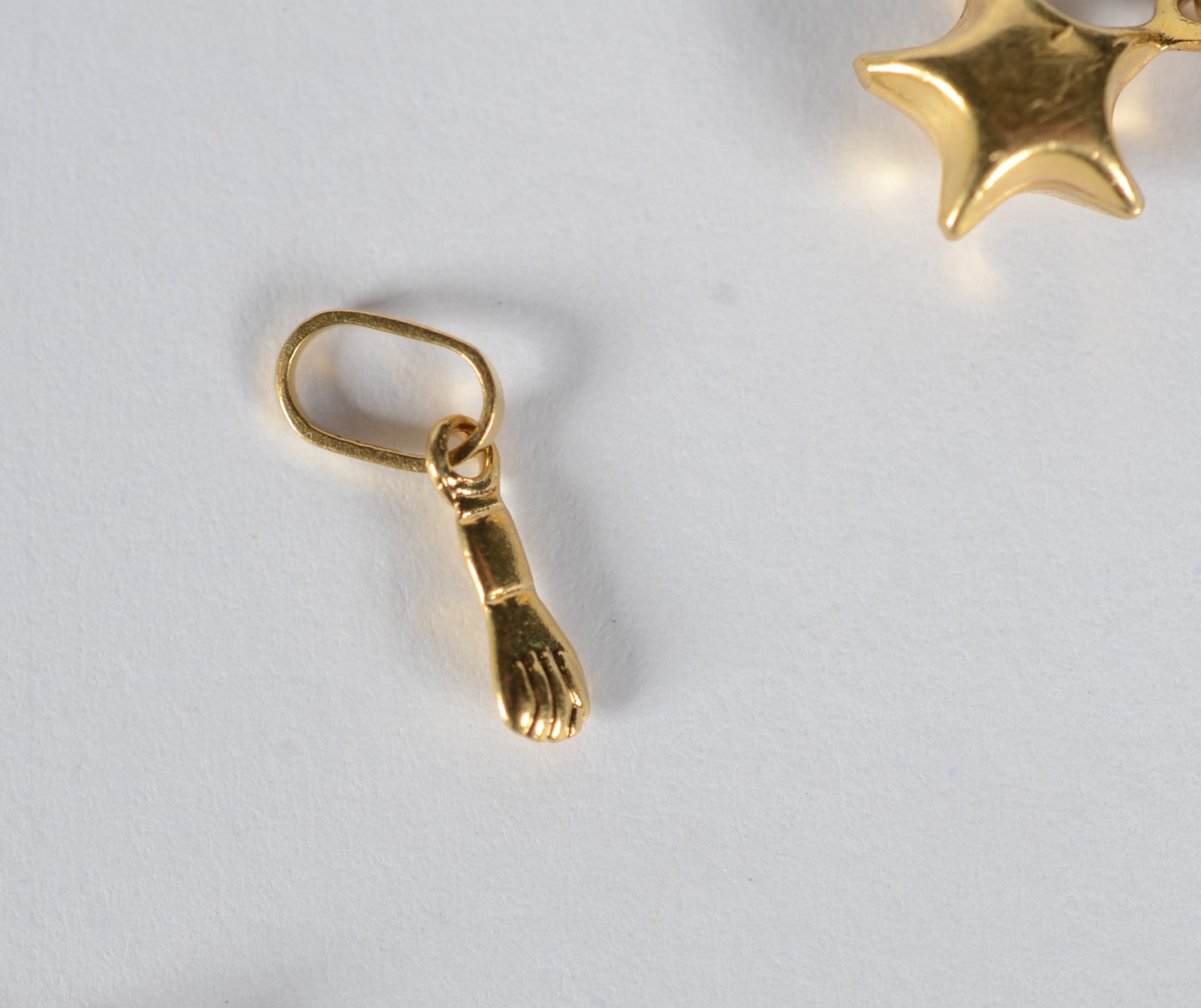 Conjunto composto de 4 pendentes de ouro 18 k., contraste 750, sendo... - foto 5 de 6