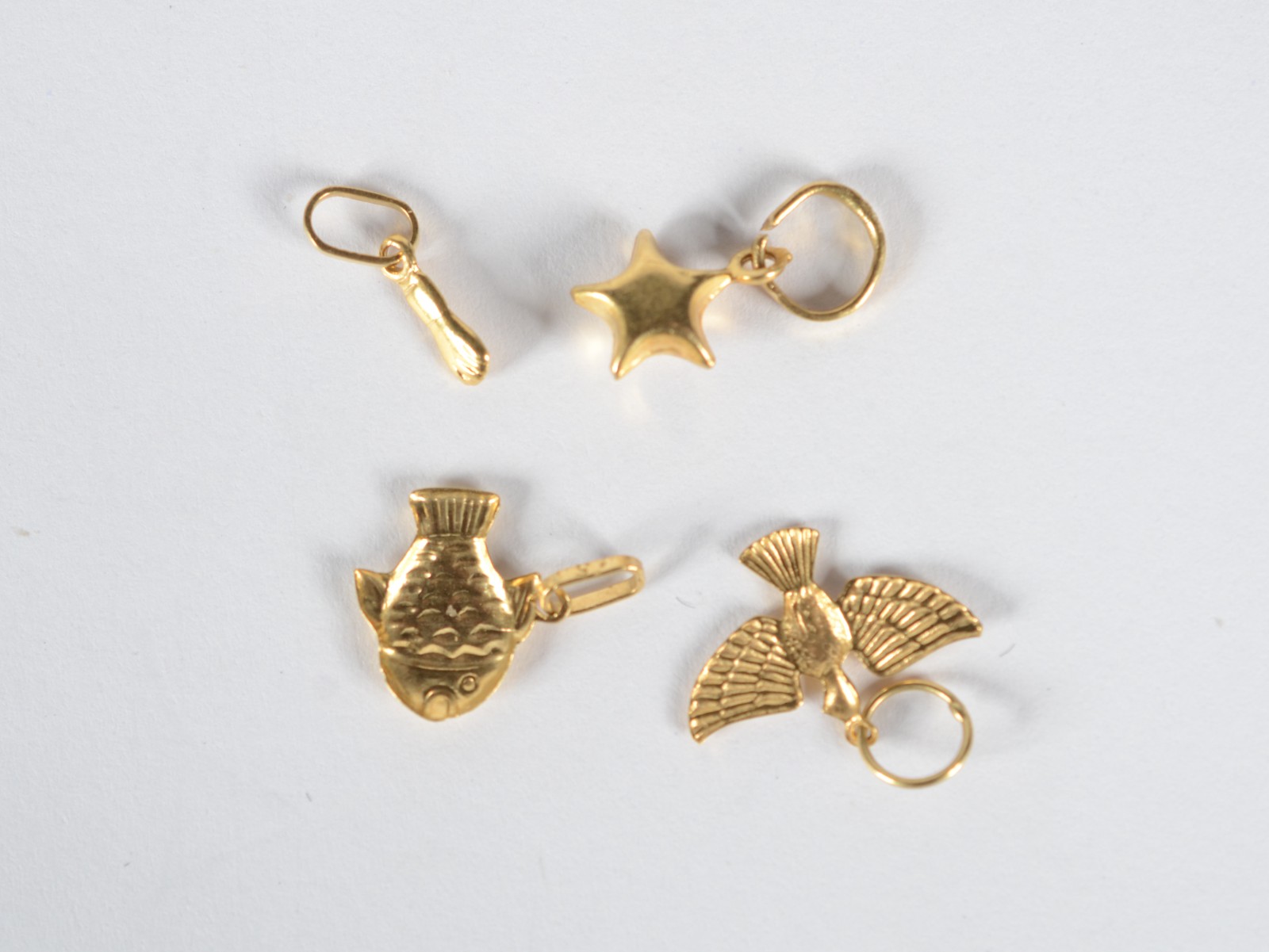 Conjunto composto de 4 pendentes de ouro 18 k., contraste 750, sendo... - foto 6 de 6