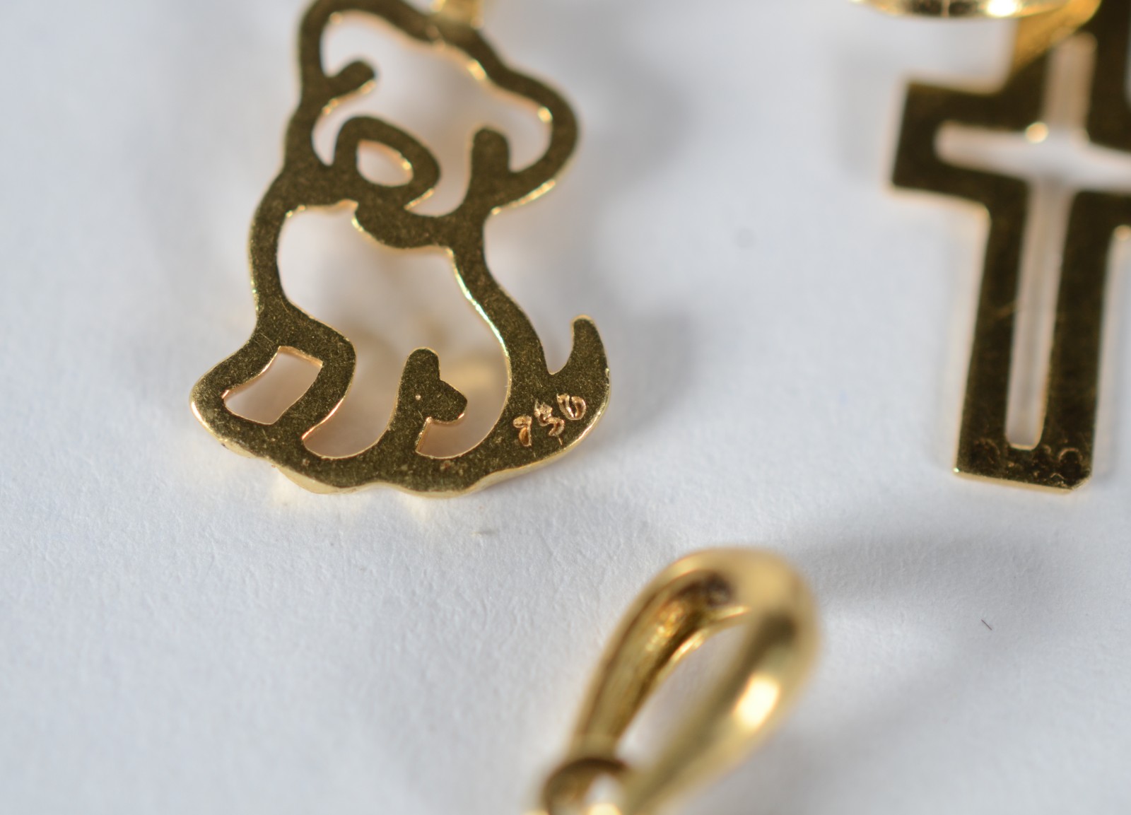 Conjunto de pendentes de ouro 18 k., contraste 750, sendo: cachorro... - foto 2 de 3