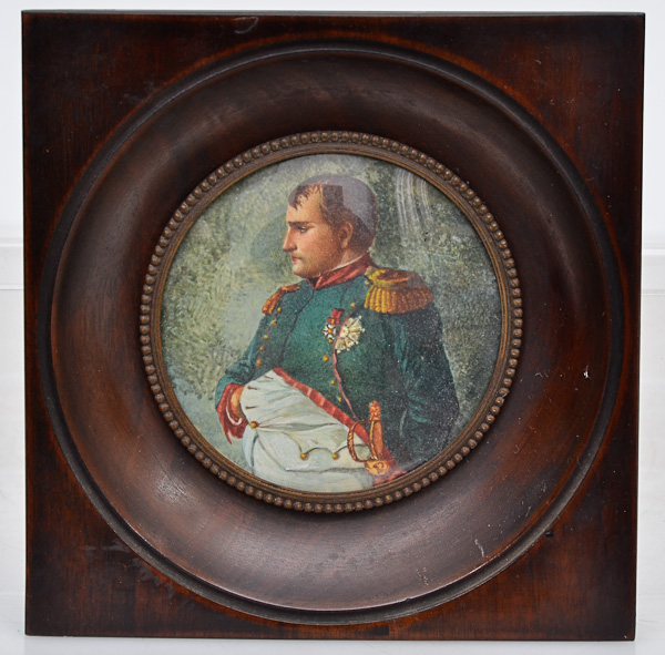 Placa com figura de Napoleão em moldura de madeira, med.ext. 17 x 17...