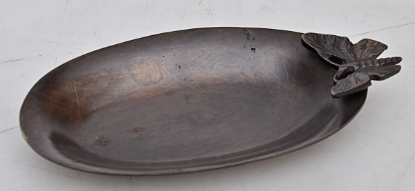Porta cartão de bronze, feitio oval, borboleta em relevo, med. 7 x 10...