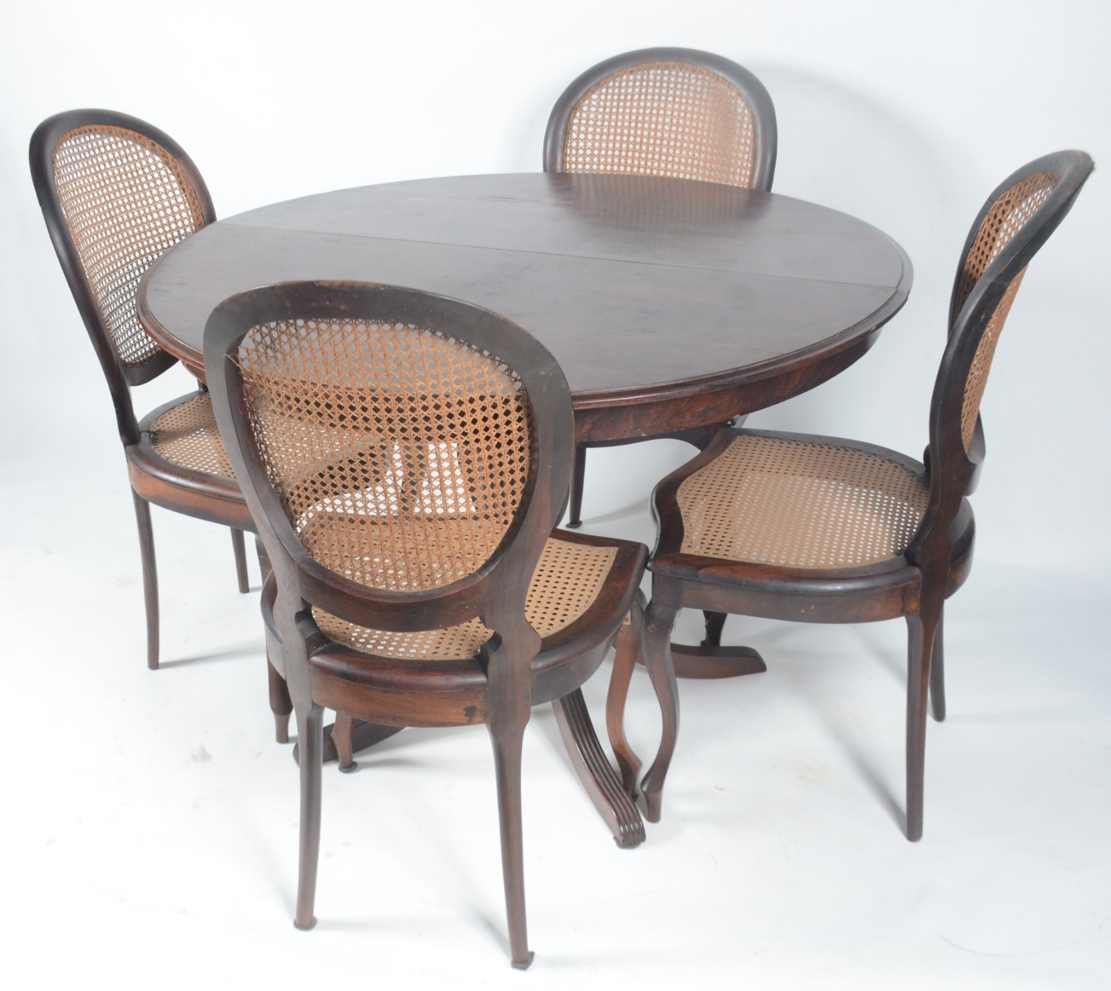 Mesa de jantar de madeira nobre, feitio redondo com tábua extensora... - foto 1 de 11
