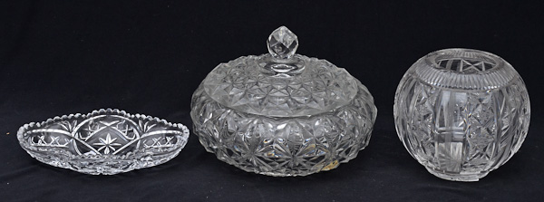 Tres peças de cristal tcheco sendo, bomboniere (diam18 cm), vaso...