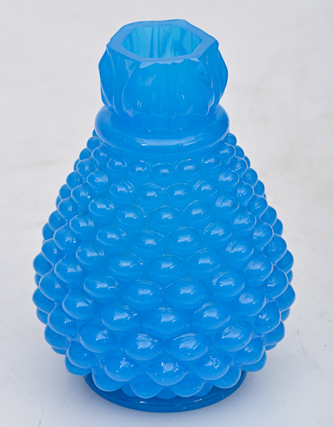Pequeno vaso de opalina azul turquesa, alt.14 cm.