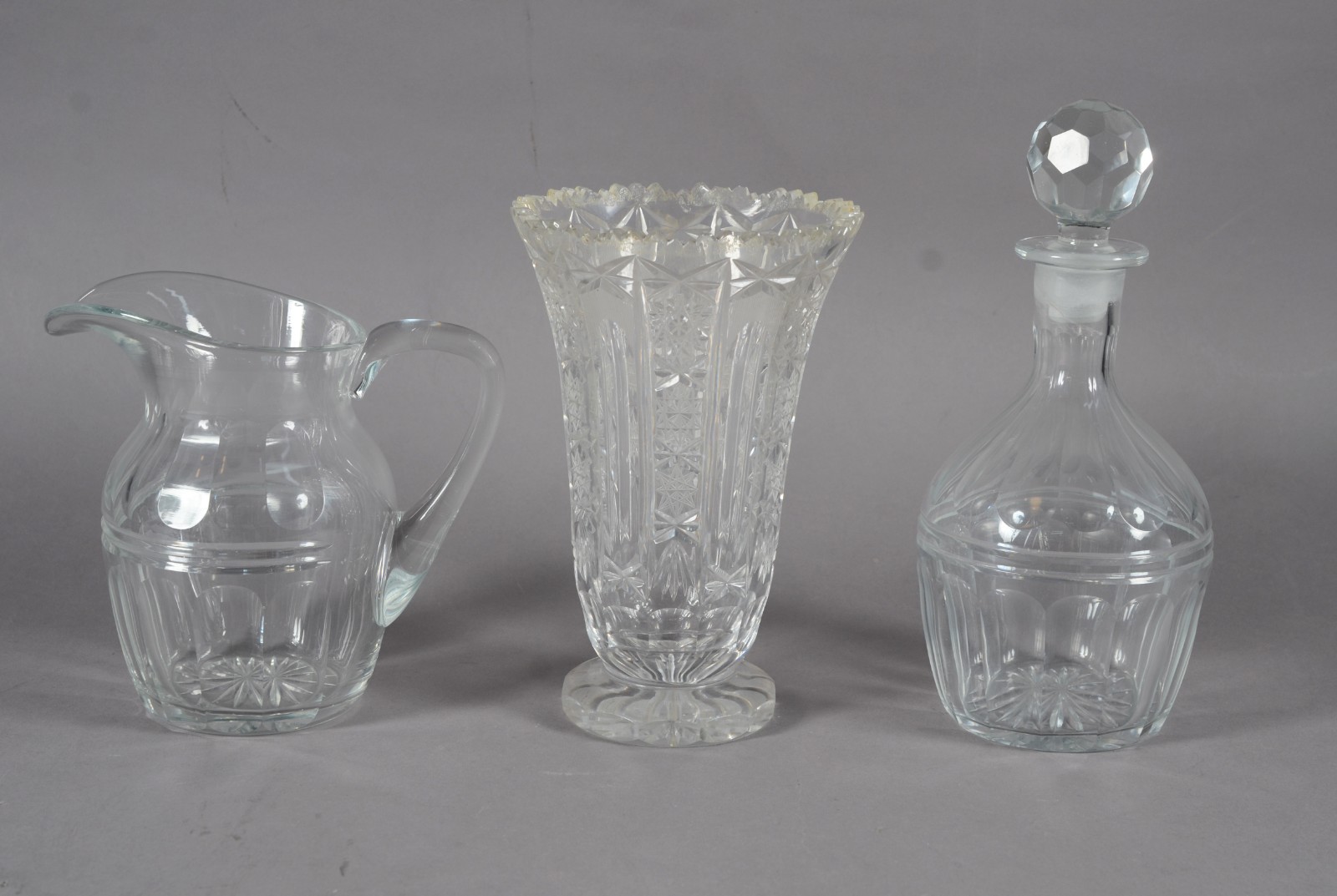 Três peças de cristal lapidado, sendo: vaso, jarra e garrafa. - foto 1 de 10