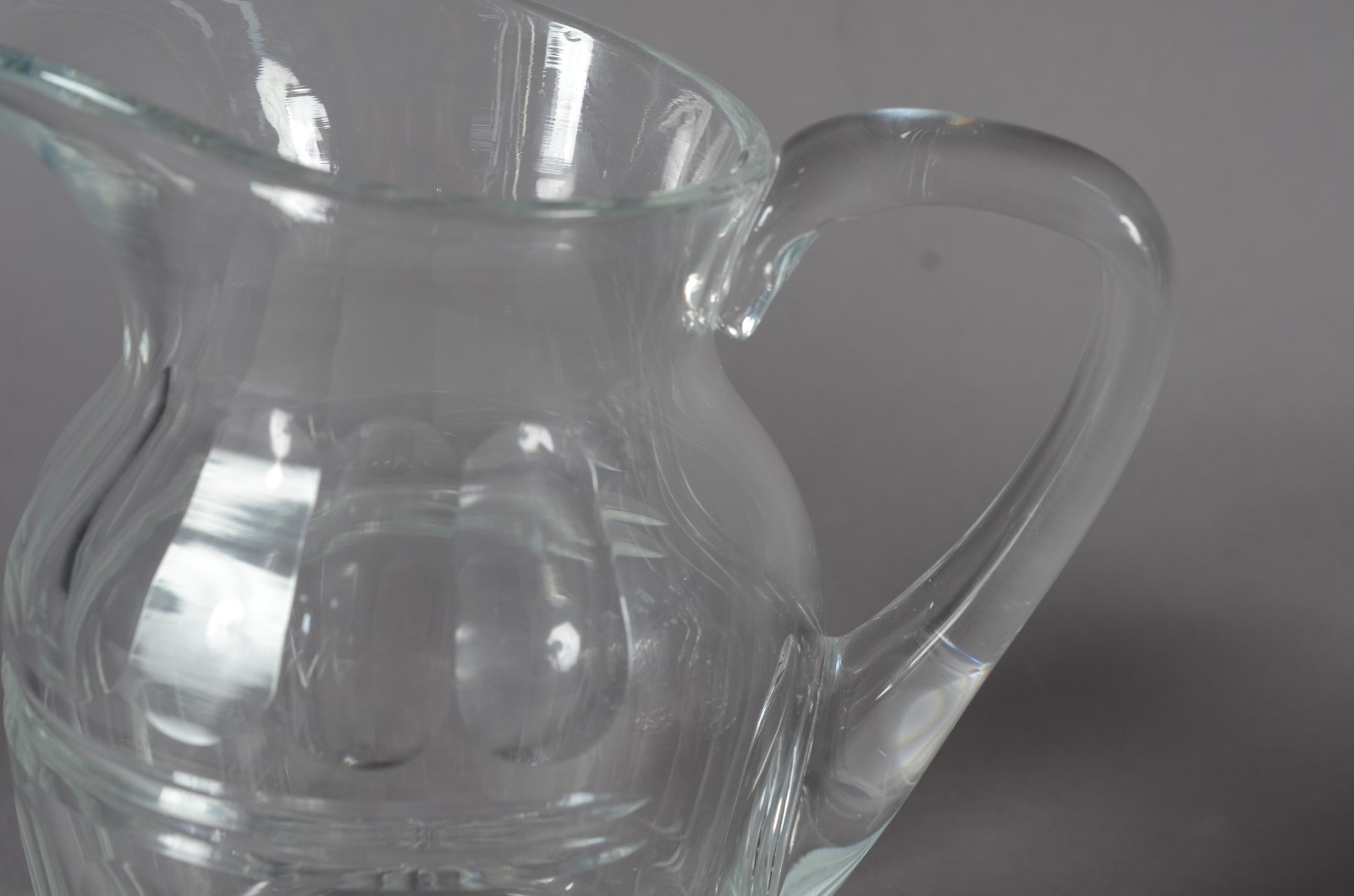Três peças de cristal lapidado, sendo: vaso, jarra e garrafa. - foto 2 de 10