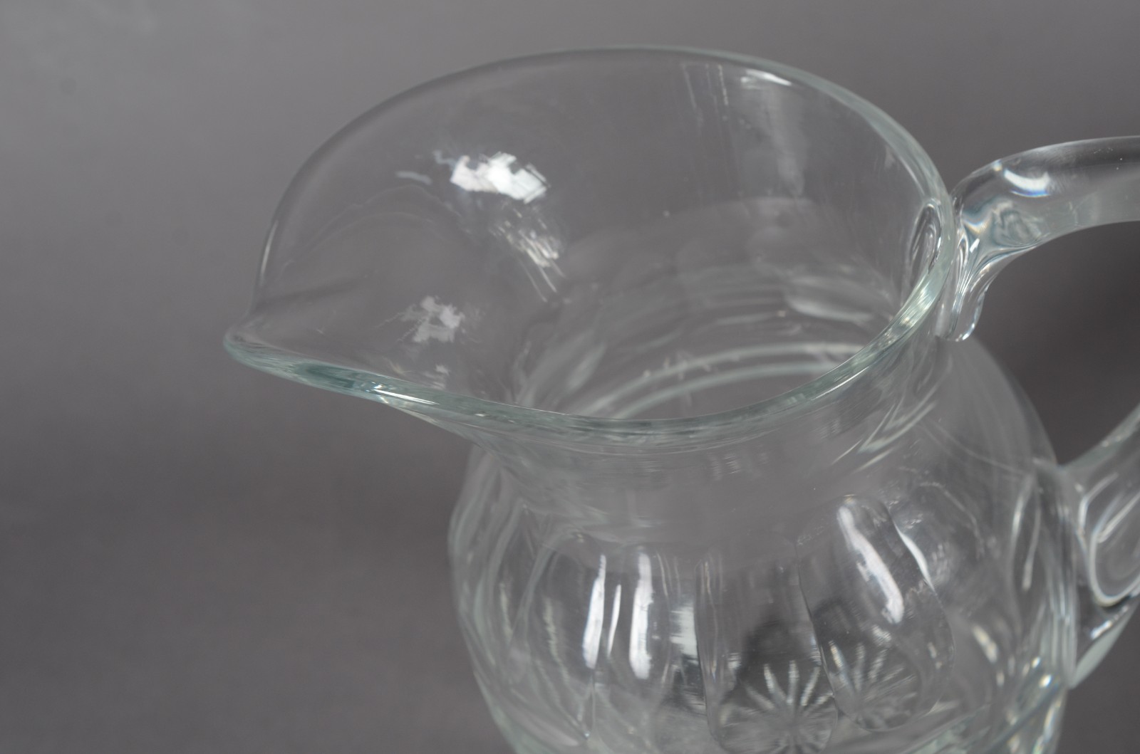 Três peças de cristal lapidado, sendo: vaso, jarra e garrafa. - foto 3 de 10