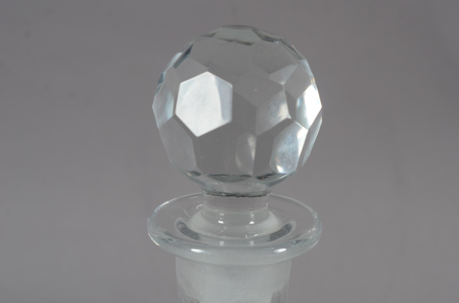 Três peças de cristal lapidado, sendo: vaso, jarra e garrafa. - foto 4 de 10