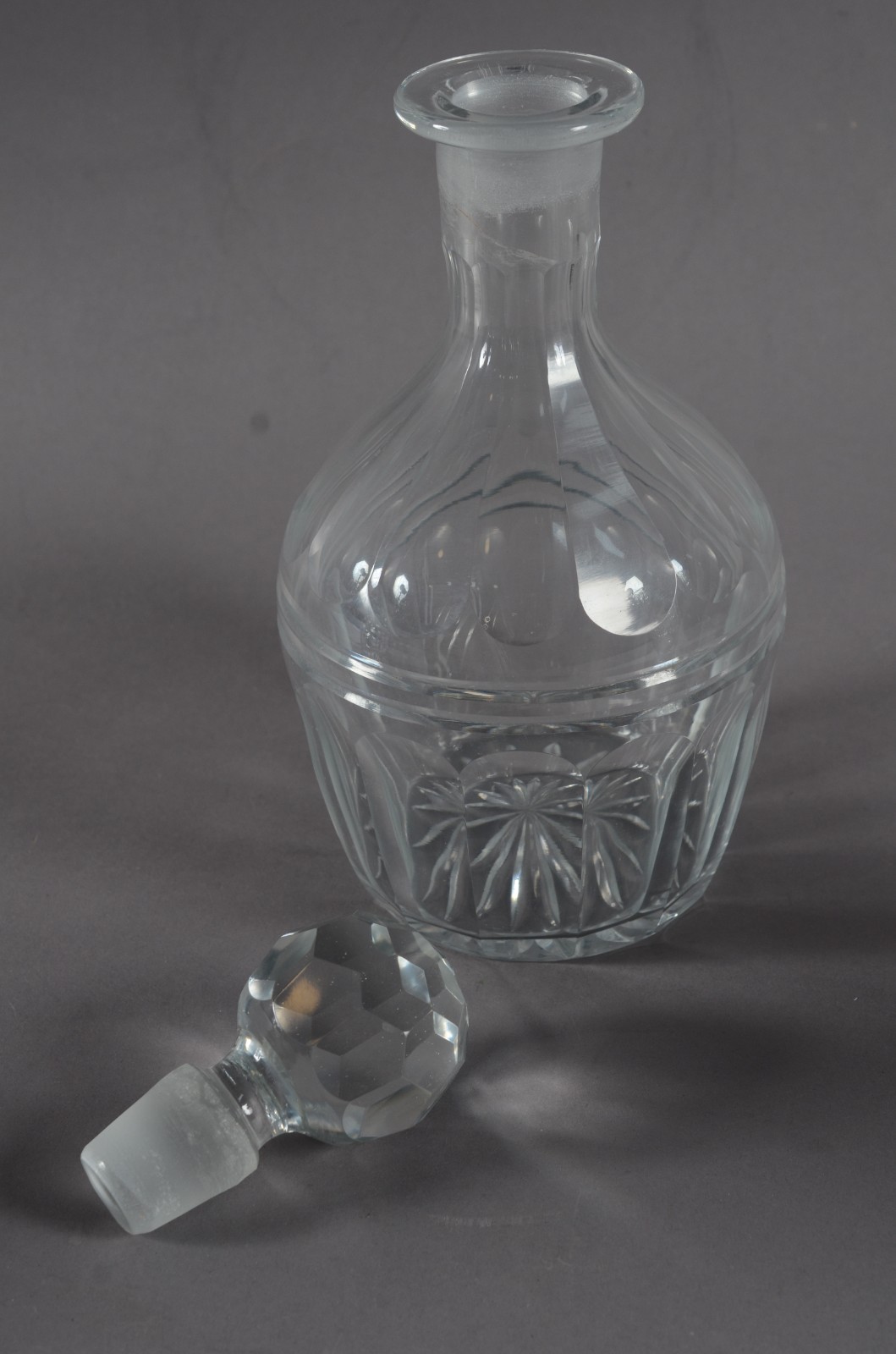 Três peças de cristal lapidado, sendo: vaso, jarra e garrafa. - foto 5 de 10