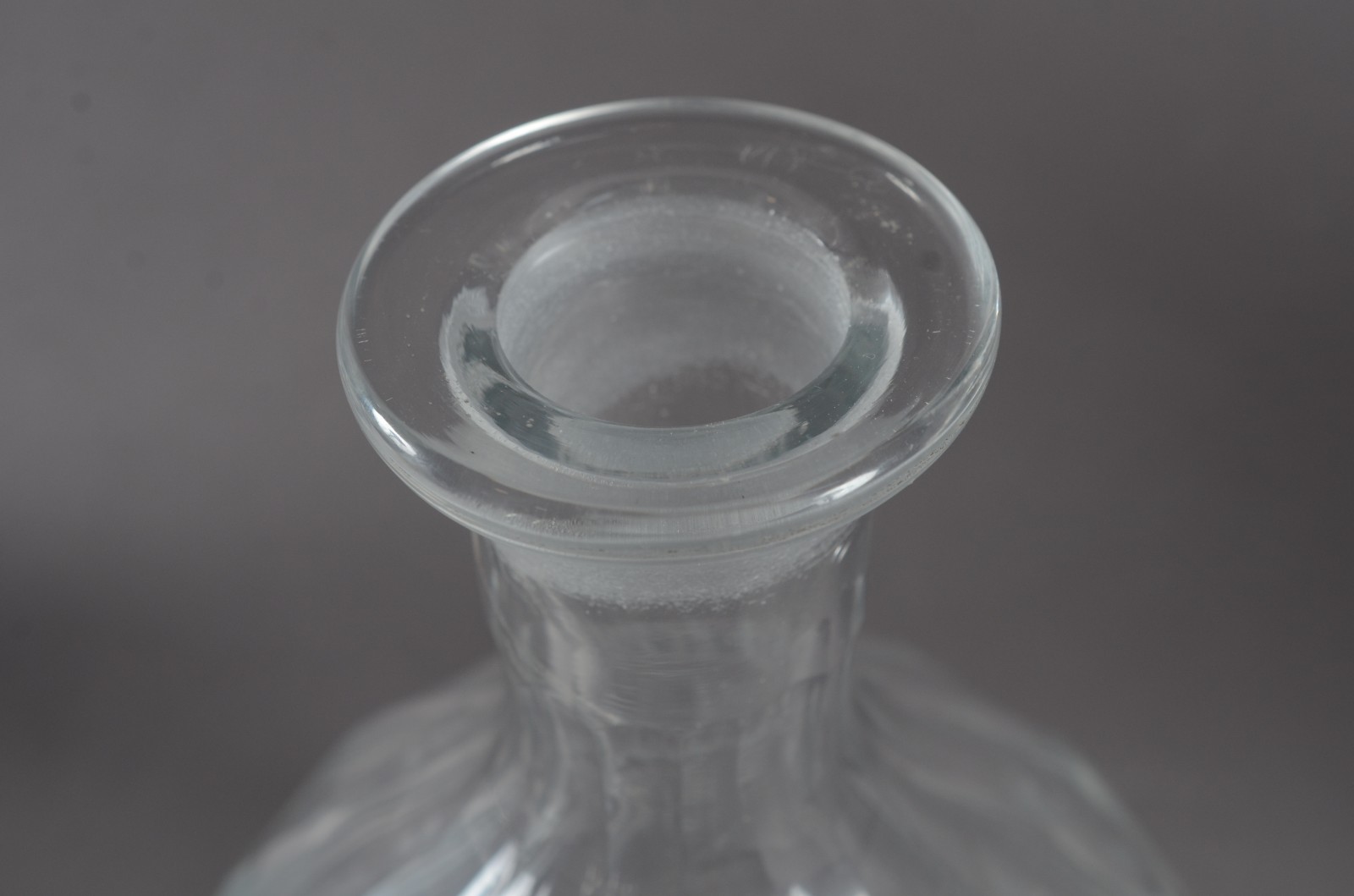 Três peças de cristal lapidado, sendo: vaso, jarra e garrafa. - foto 6 de 10