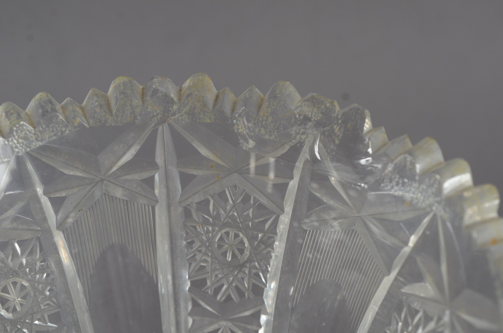 Três peças de cristal lapidado, sendo: vaso, jarra e garrafa. - foto 7 de 10